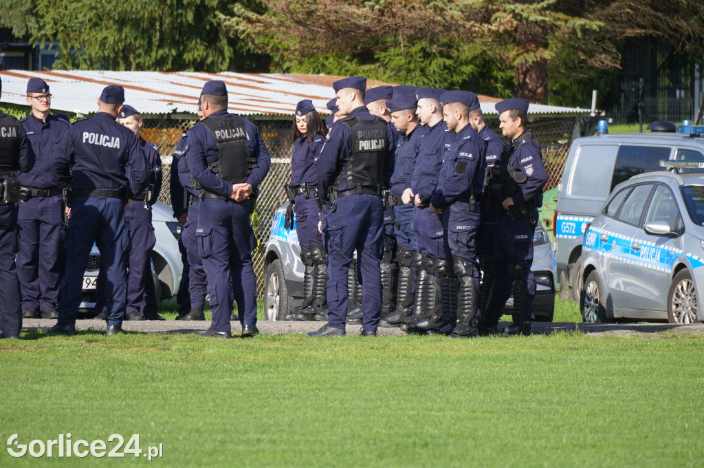 Ćwiczenia policji na gorlickim stadionie