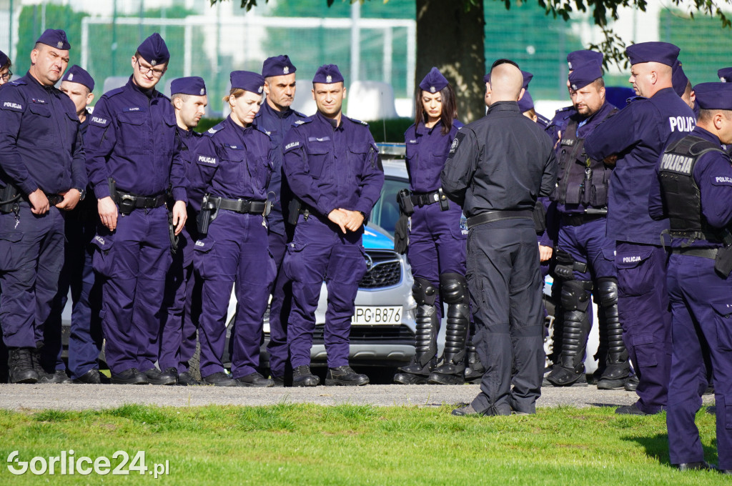 Ćwiczenia policji na gorlickim stadionie