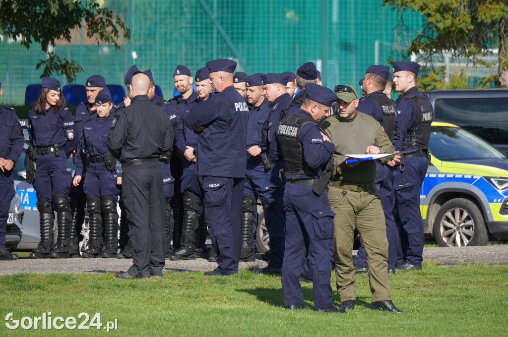 Ćwiczenia policji na gorlickim stadionie
