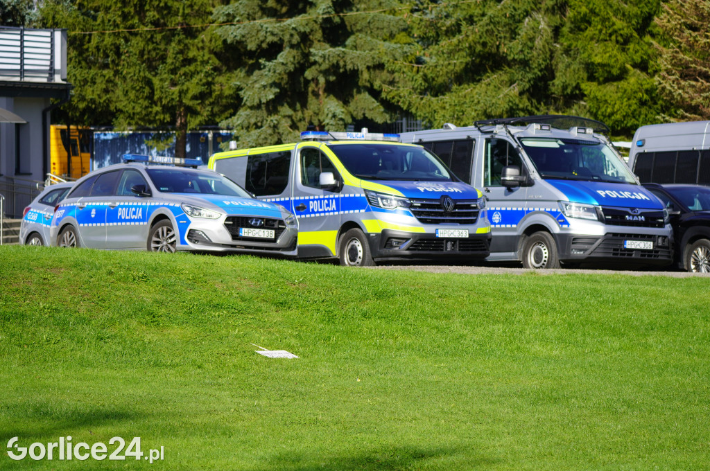 Ćwiczenia policji na gorlickim stadionie