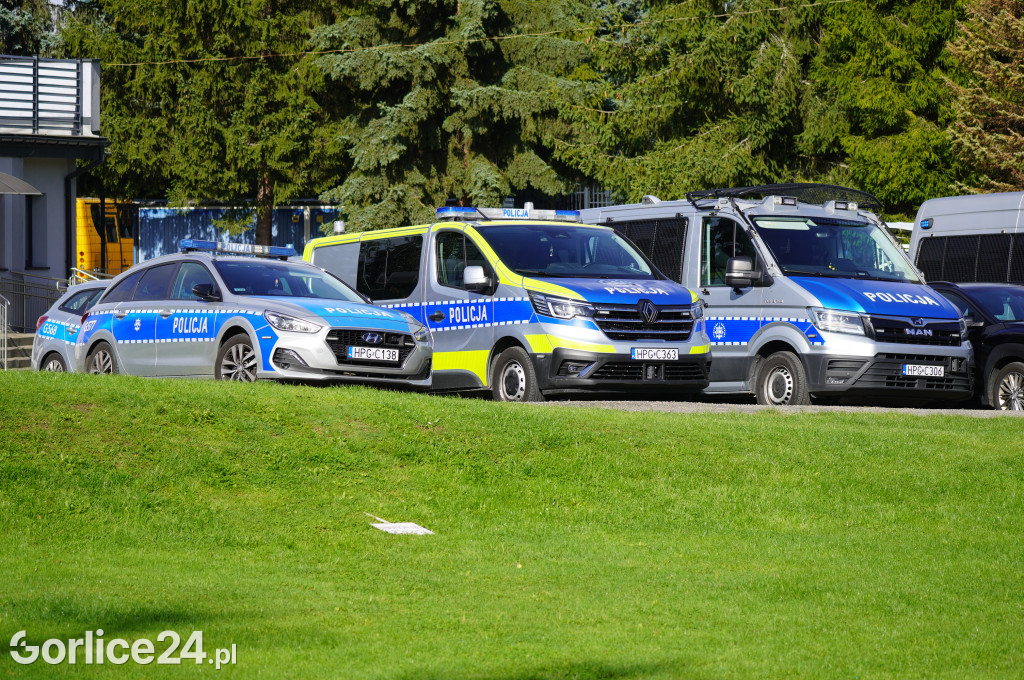 Ćwiczenia policji na gorlickim stadionie