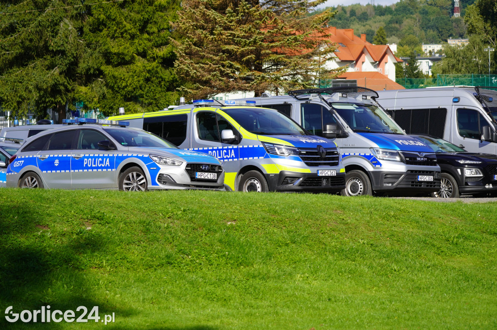 Ćwiczenia policji na gorlickim stadionie