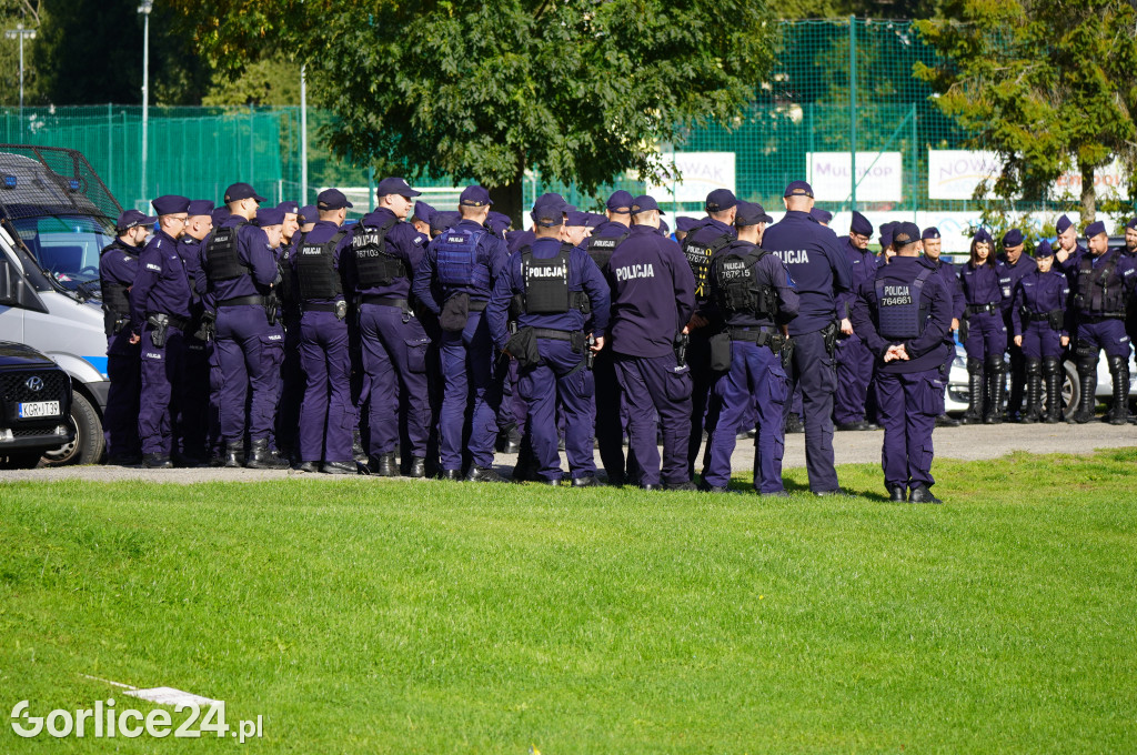 Ćwiczenia policji na gorlickim stadionie