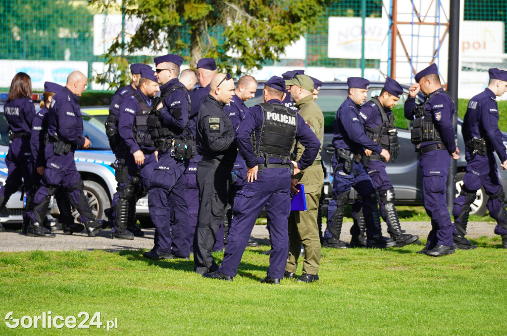 Ćwiczenia policji na gorlickim stadionie