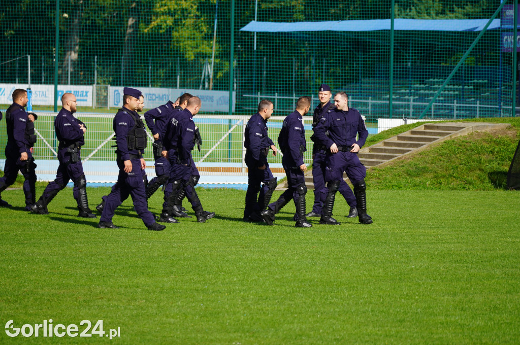 Ćwiczenia policji na gorlickim stadionie