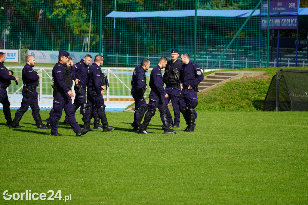 Ćwiczenia policji na gorlickim stadionie