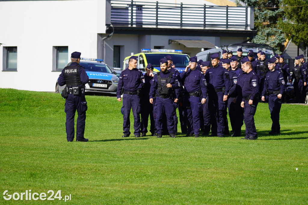 Ćwiczenia policji na gorlickim stadionie