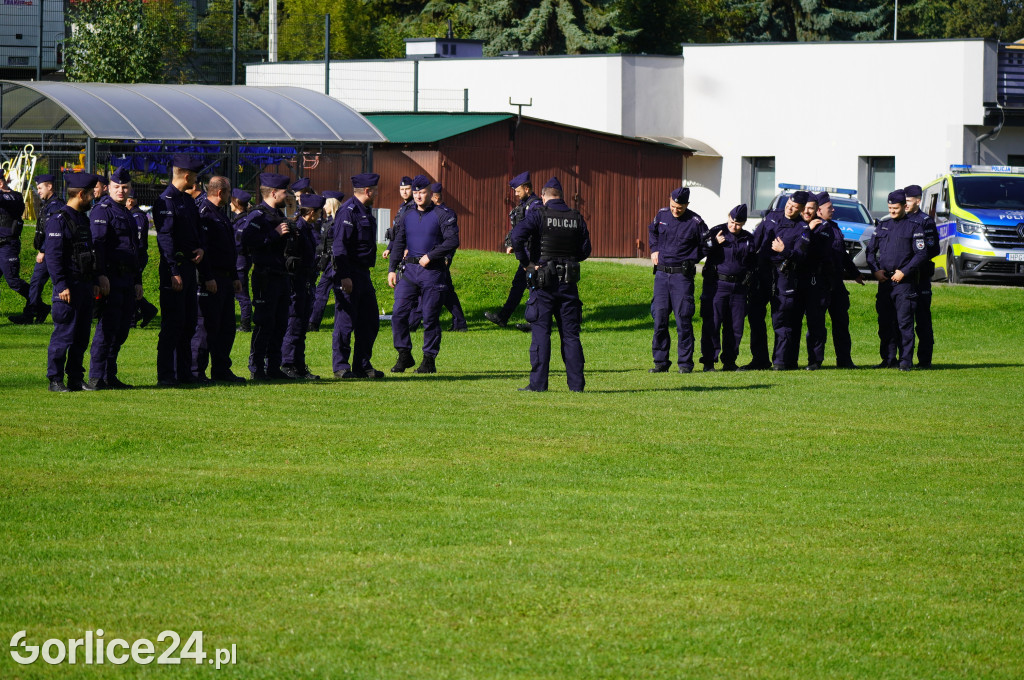 Ćwiczenia policji na gorlickim stadionie