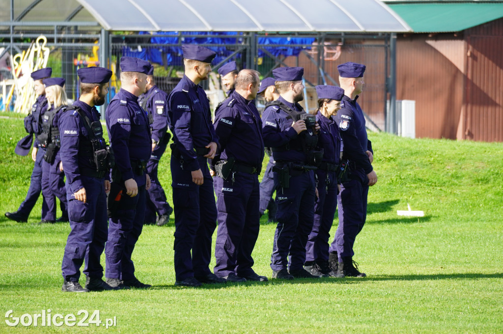 Ćwiczenia policji na gorlickim stadionie