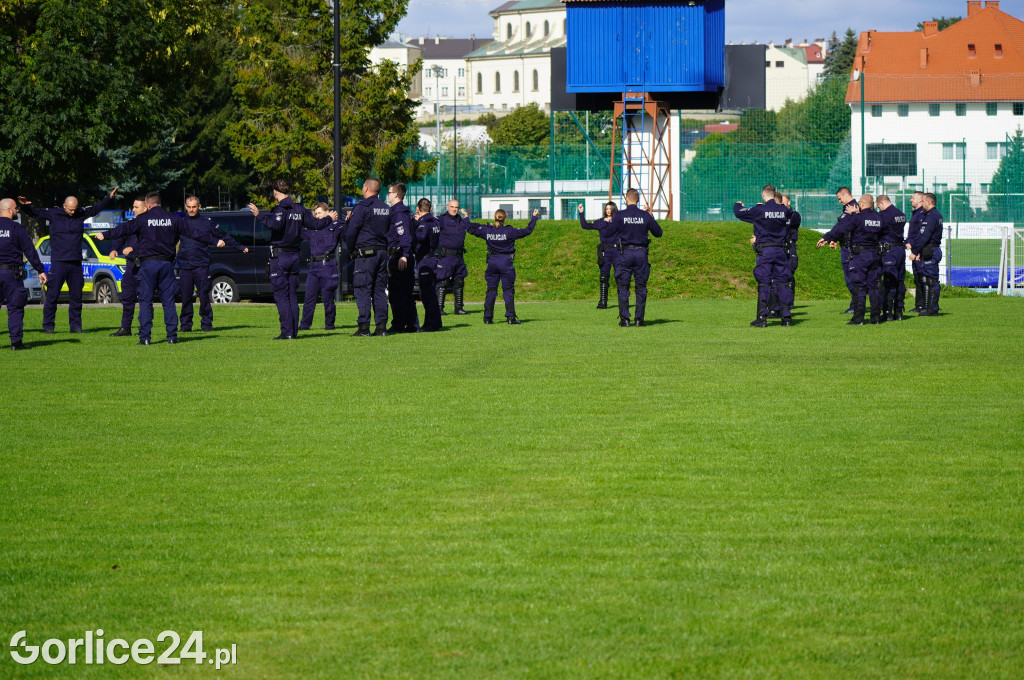 Ćwiczenia policji na gorlickim stadionie