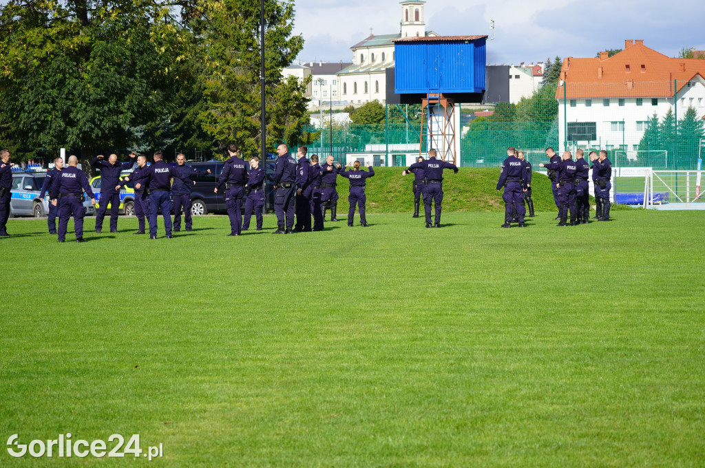 Ćwiczenia policji na gorlickim stadionie