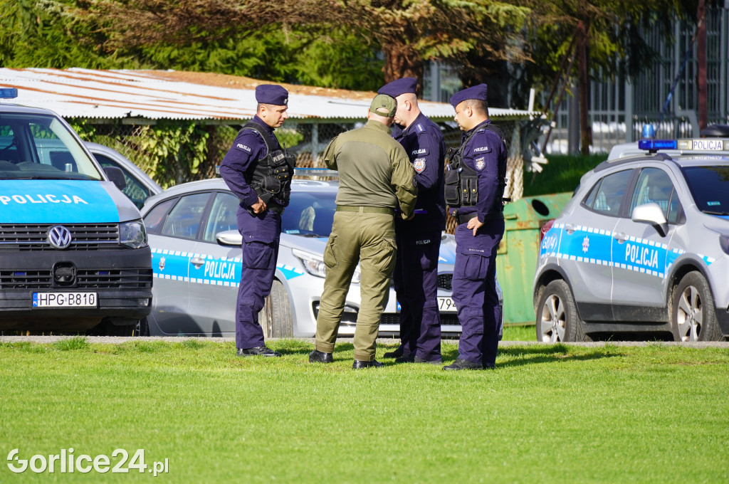 Ćwiczenia policji na gorlickim stadionie