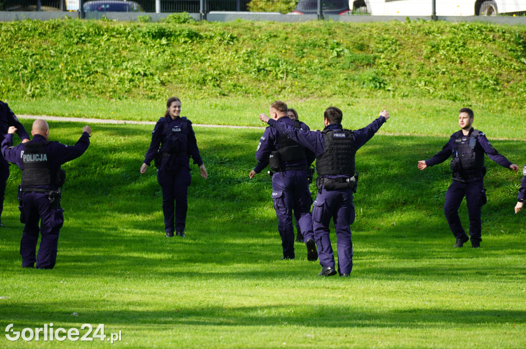 Ćwiczenia policji na gorlickim stadionie