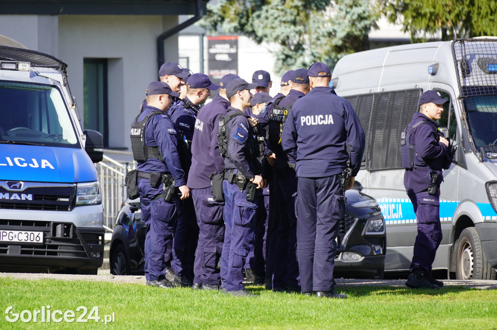 Ćwiczenia policji na gorlickim stadionie