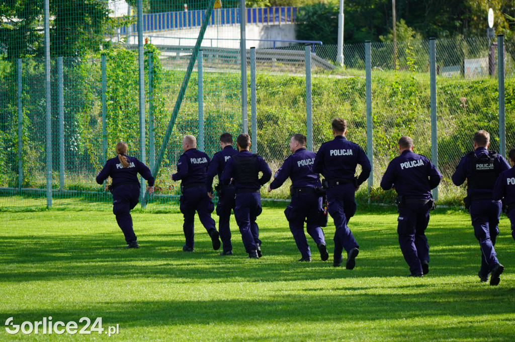 Ćwiczenia policji na gorlickim stadionie