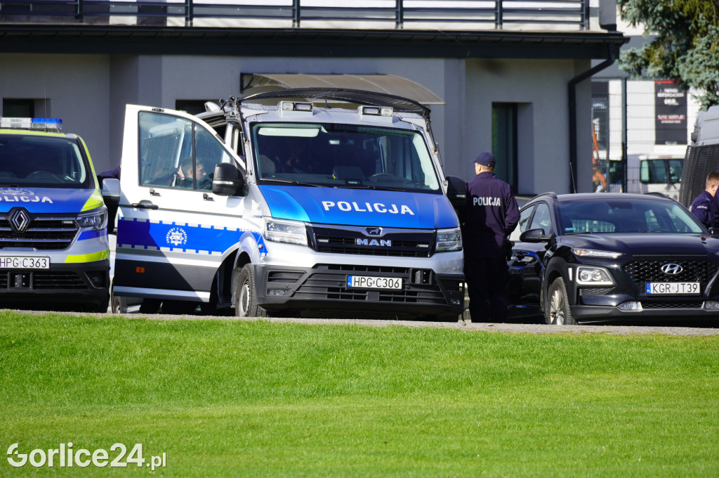 Ćwiczenia policji na gorlickim stadionie