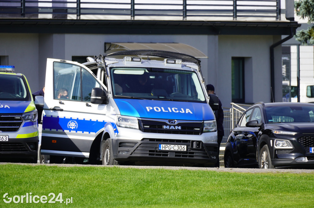Ćwiczenia policji na gorlickim stadionie