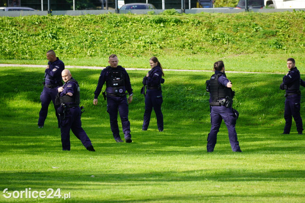 Ćwiczenia policji na gorlickim stadionie