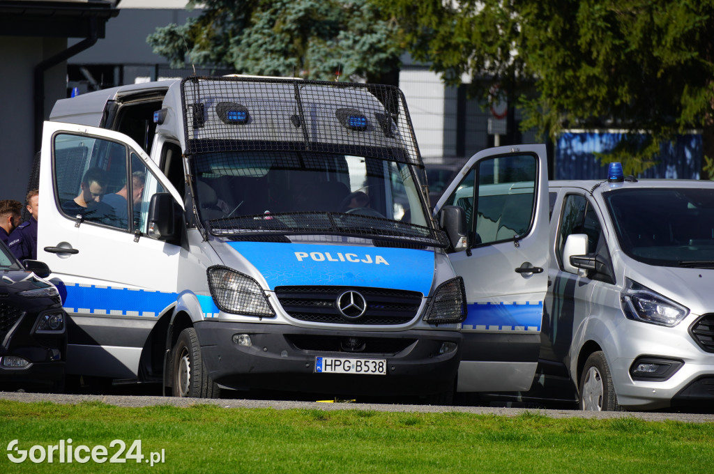 Ćwiczenia policji na gorlickim stadionie