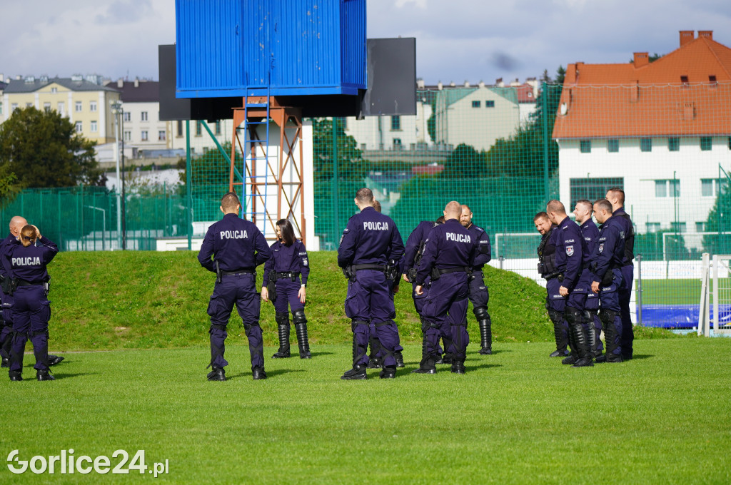 Ćwiczenia policji na gorlickim stadionie