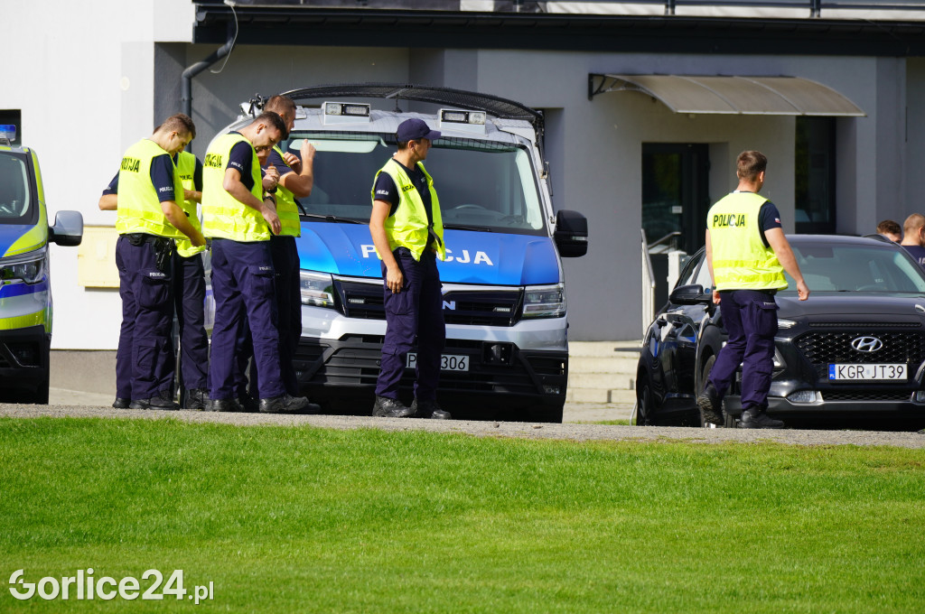 Ćwiczenia policji na gorlickim stadionie