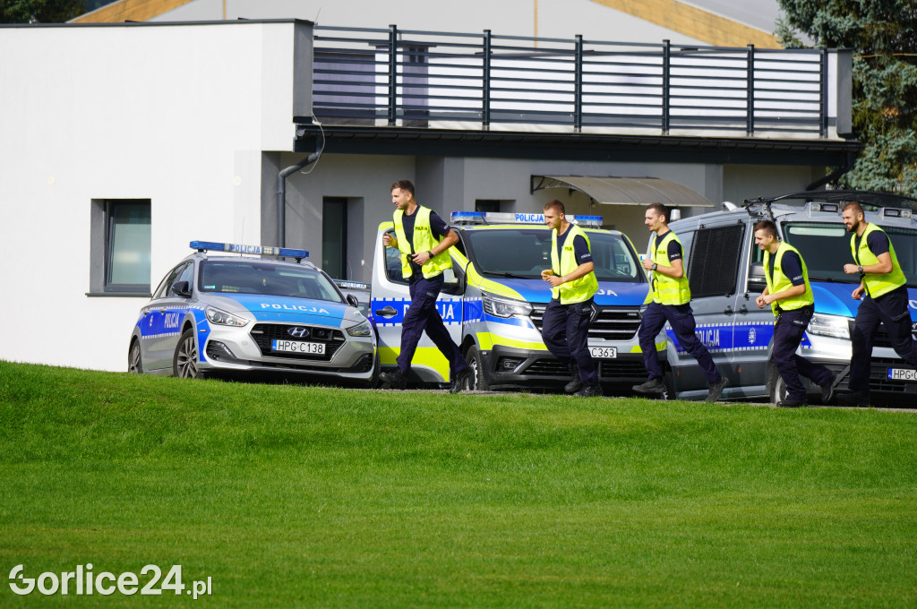 Ćwiczenia policji na gorlickim stadionie