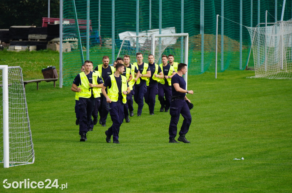 Ćwiczenia policji na gorlickim stadionie