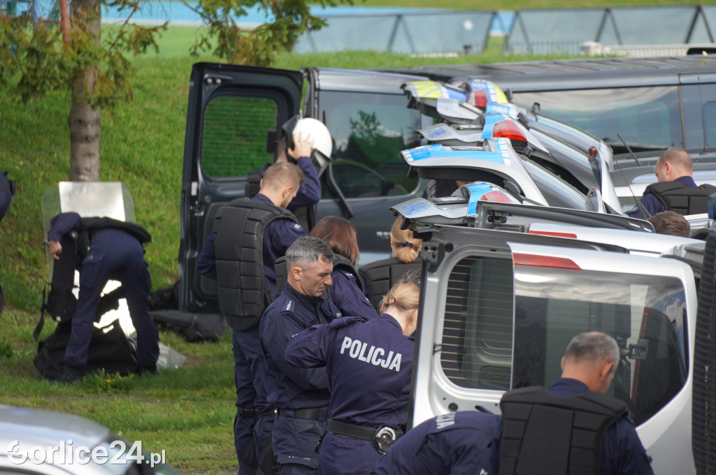 Ćwiczenia policji na gorlickim stadionie