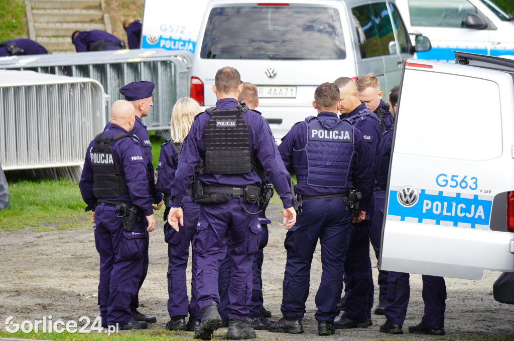 Ćwiczenia policji na gorlickim stadionie