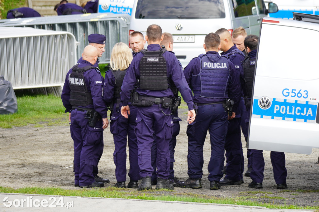 Ćwiczenia policji na gorlickim stadionie