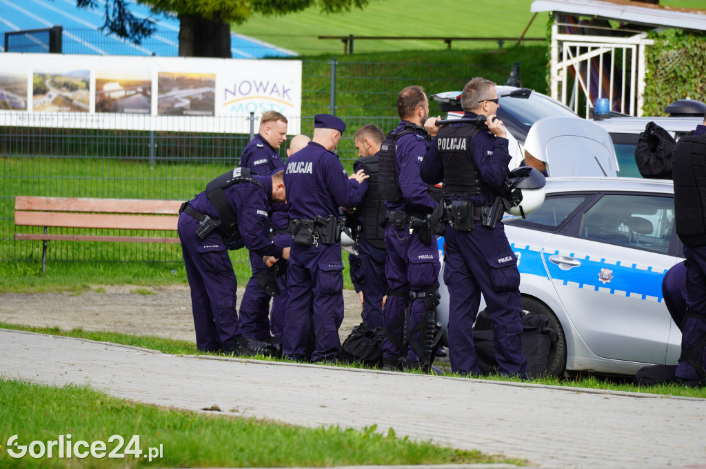 Ćwiczenia policji na gorlickim stadionie