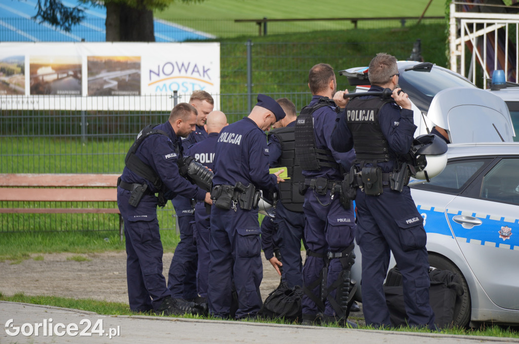 Ćwiczenia policji na gorlickim stadionie
