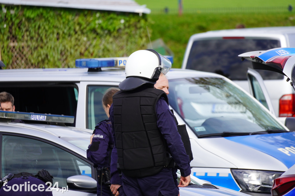 Ćwiczenia policji na gorlickim stadionie