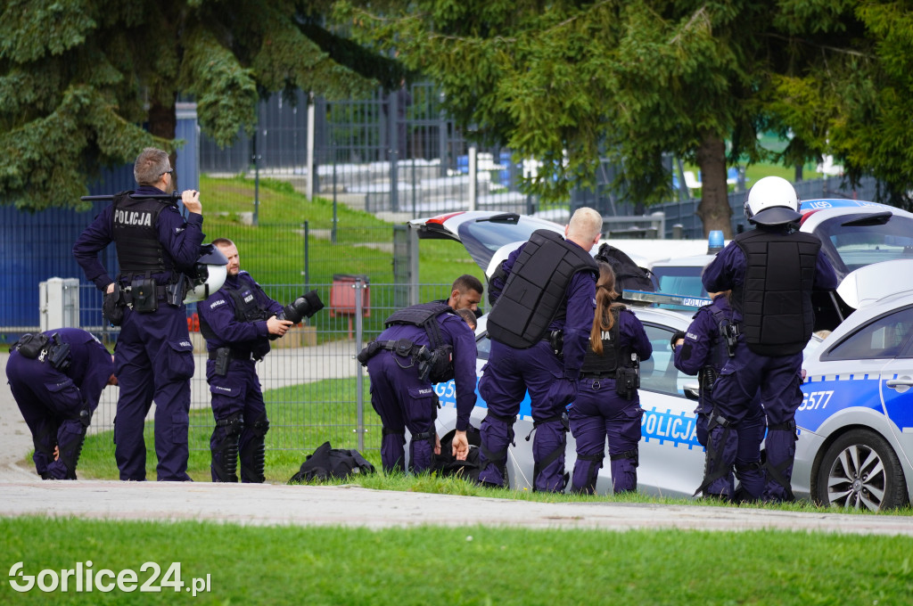 Ćwiczenia policji na gorlickim stadionie