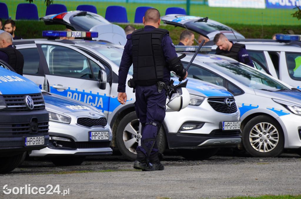 Ćwiczenia policji na gorlickim stadionie
