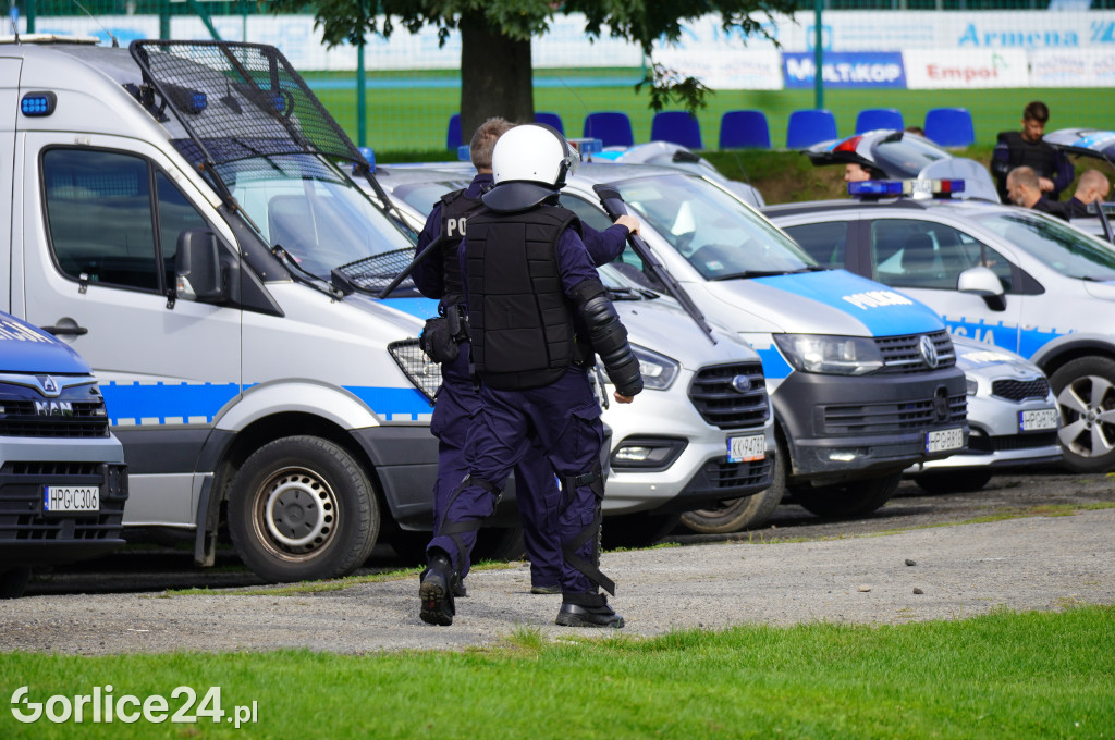 Ćwiczenia policji na gorlickim stadionie