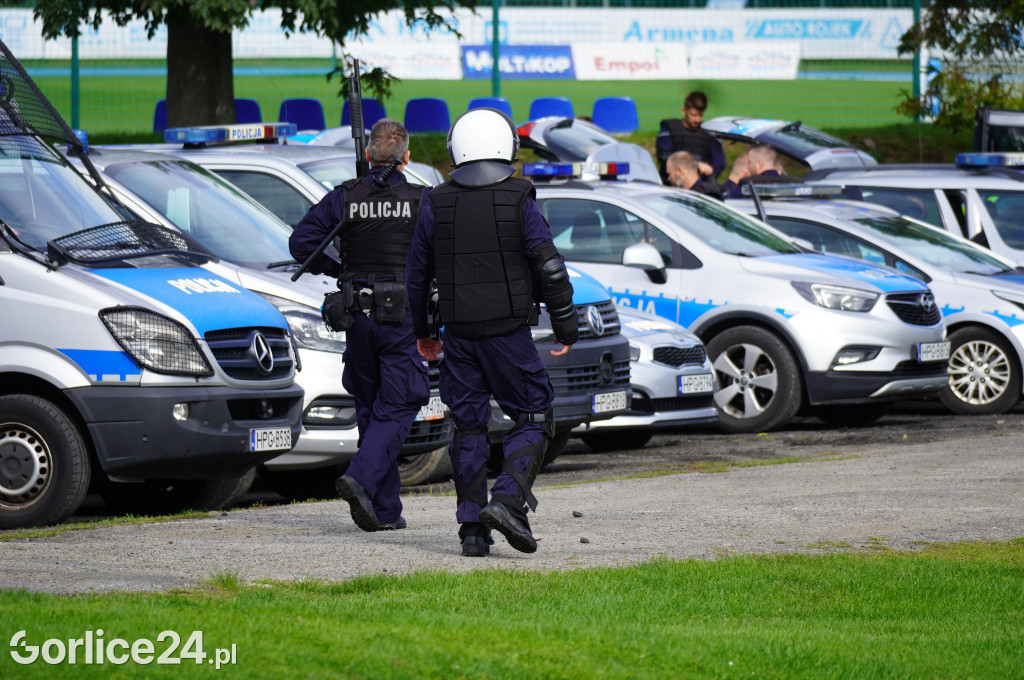 Ćwiczenia policji na gorlickim stadionie