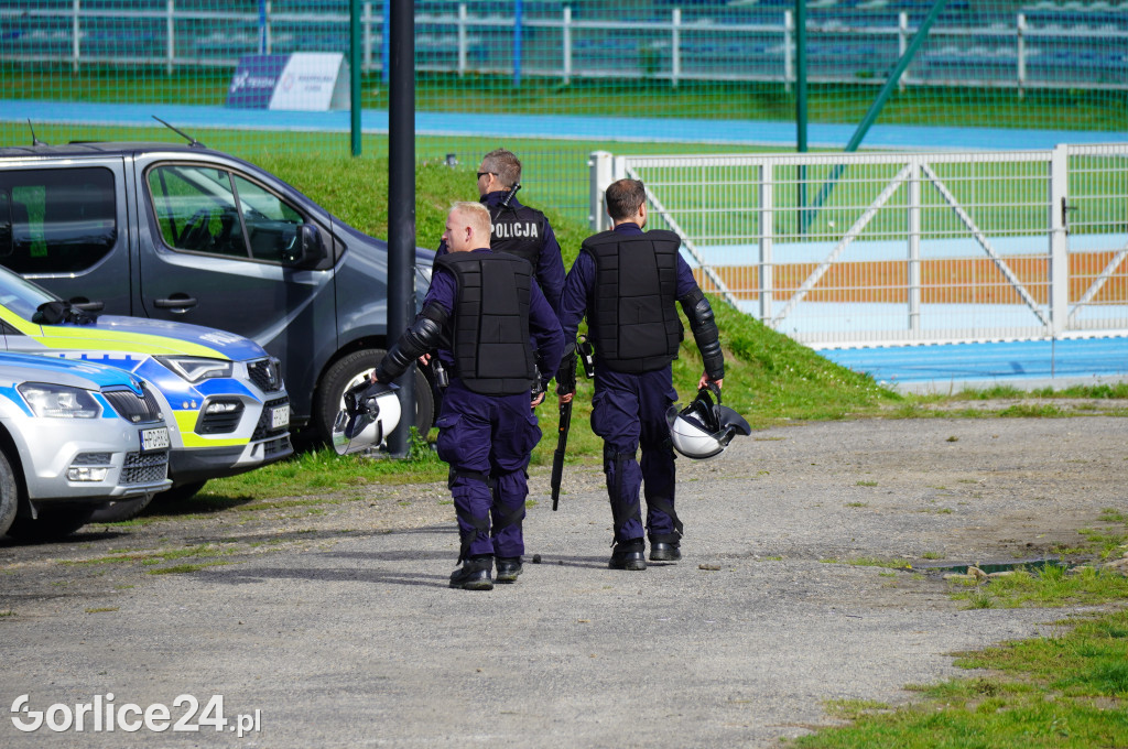 Ćwiczenia policji na gorlickim stadionie