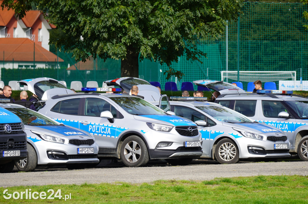 Ćwiczenia policji na gorlickim stadionie