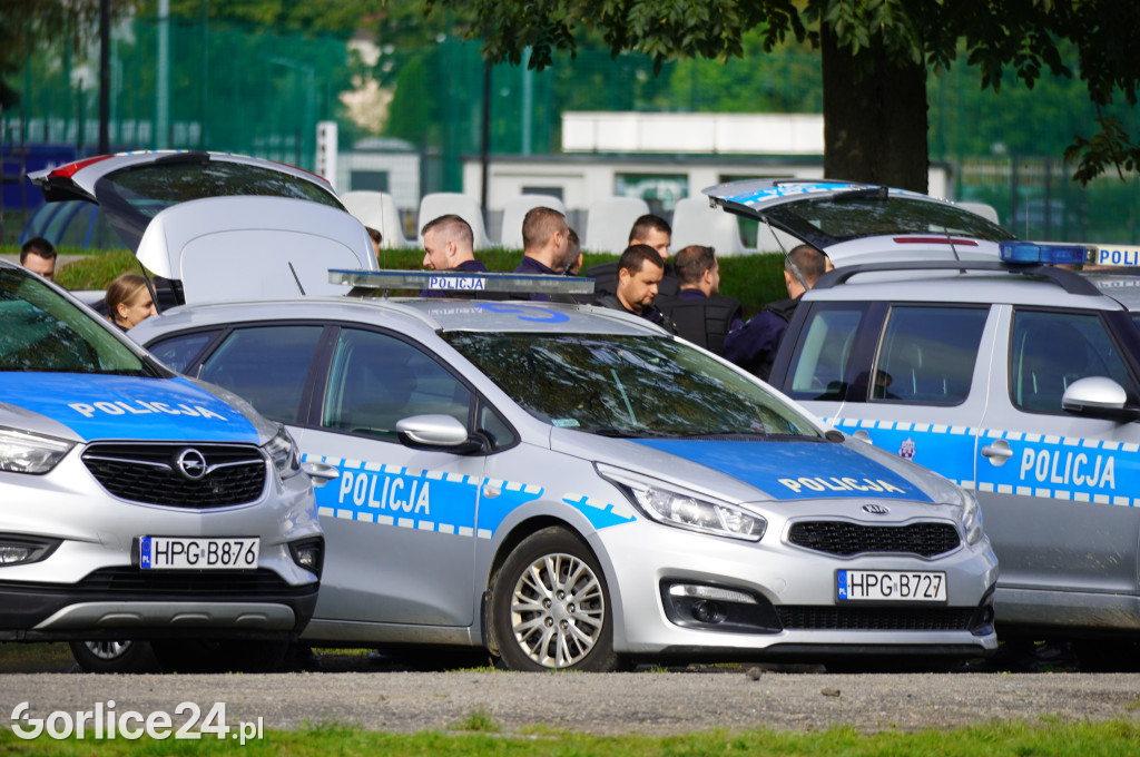 Ćwiczenia policji na gorlickim stadionie