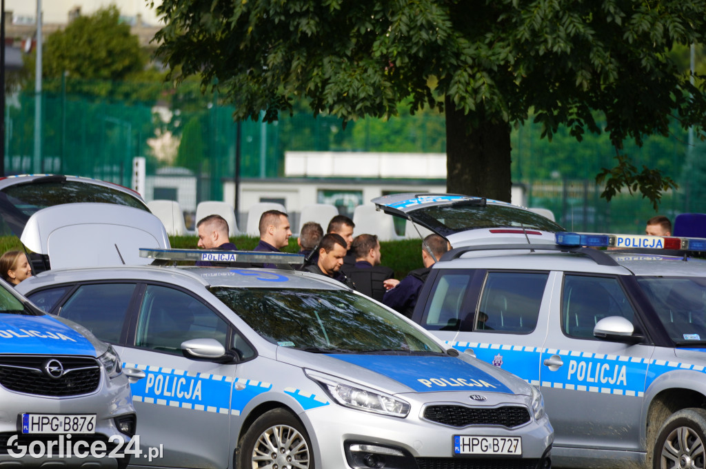 Ćwiczenia policji na gorlickim stadionie