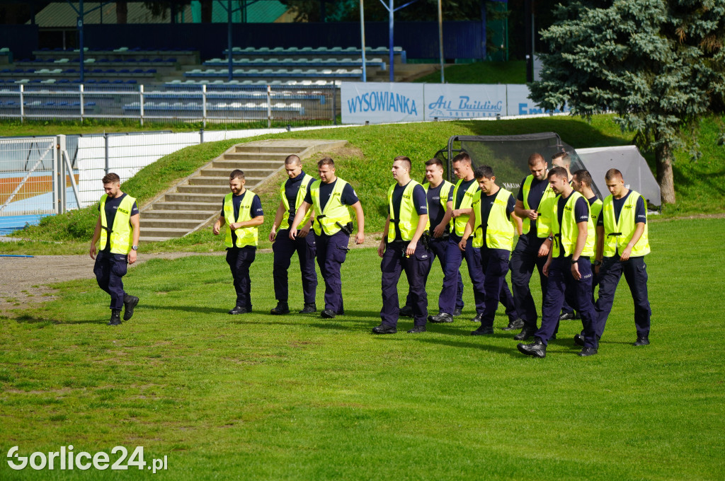 Ćwiczenia policji na gorlickim stadionie