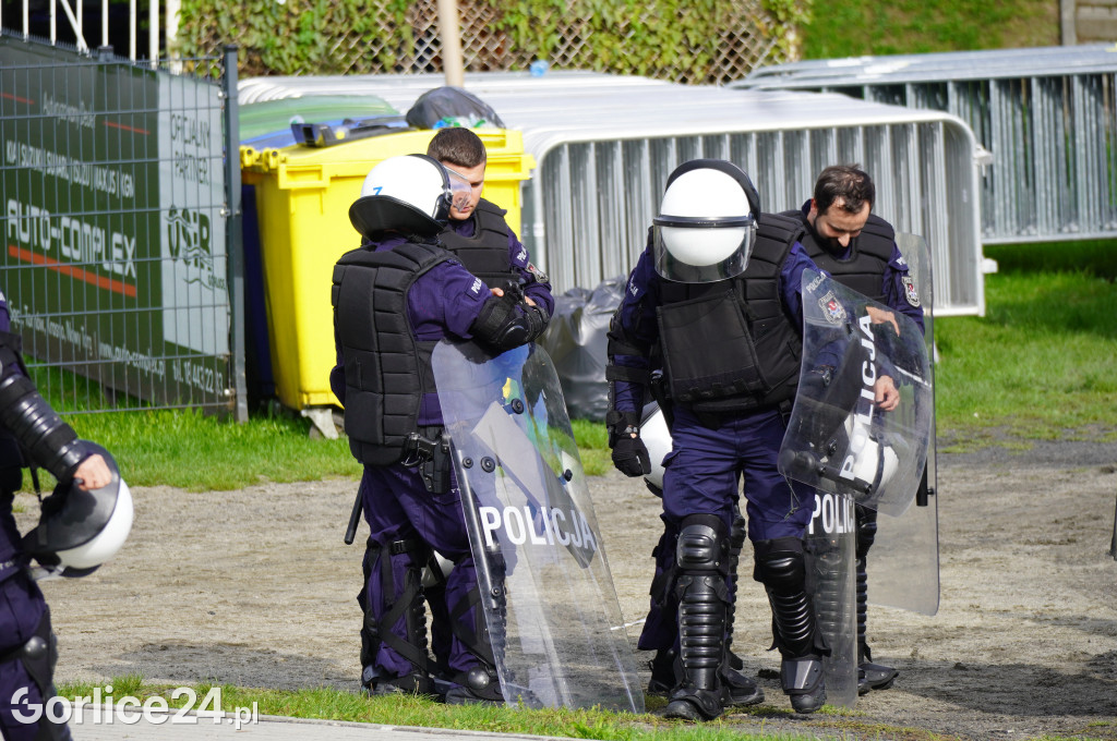 Ćwiczenia policji na gorlickim stadionie