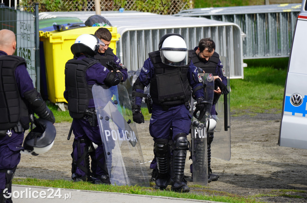 Ćwiczenia policji na gorlickim stadionie