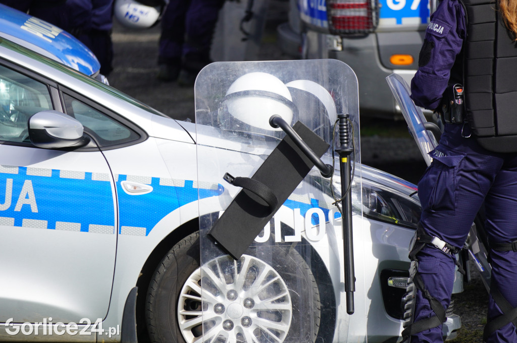 Ćwiczenia policji na gorlickim stadionie