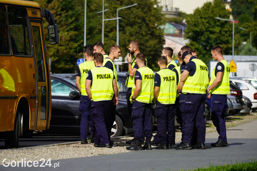Ćwiczenia policji na gorlickim stadionie