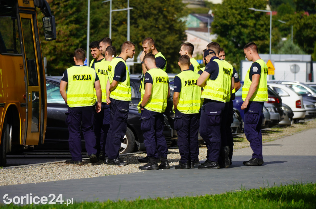 Ćwiczenia policji na gorlickim stadionie