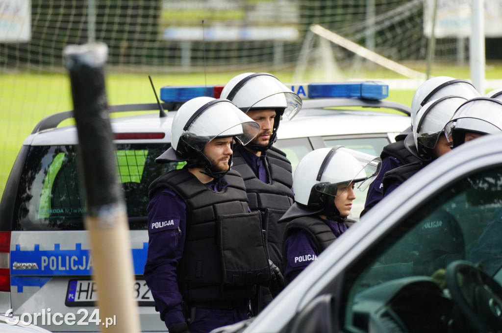 Ćwiczenia policji na gorlickim stadionie