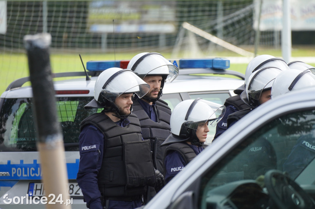 Ćwiczenia policji na gorlickim stadionie