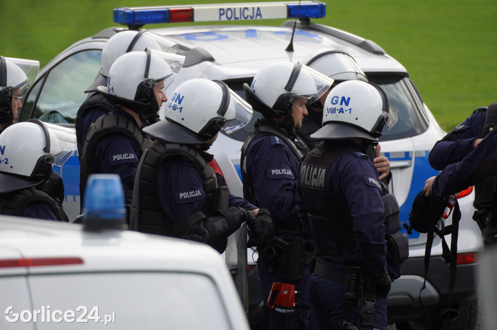 Ćwiczenia policji na gorlickim stadionie